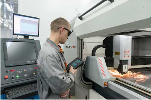 ۷ مرحله کلیدی برای تبدیل شدن به اپراتور حرفهای CNC شیشه